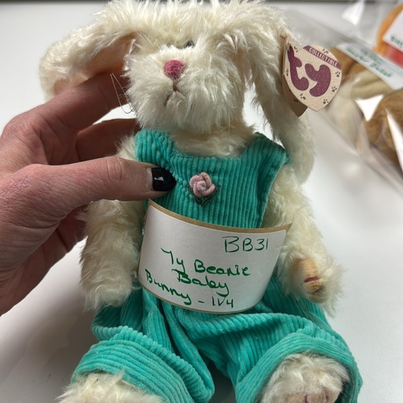 Vintage Ty Collectible with Tag Bunny wearing green overalls - Ivy - Picture 5 of 6